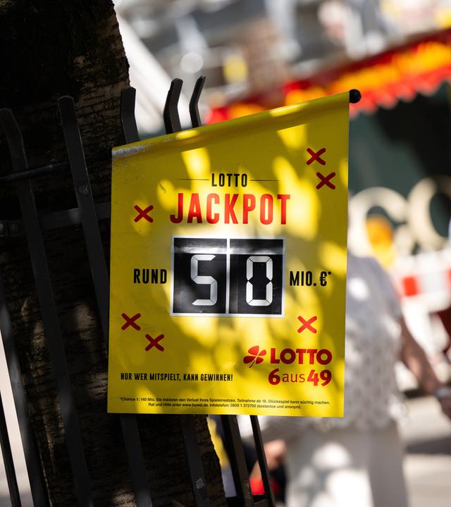 Ein Plakat: 50 Millionen im Lotto-Jackpot