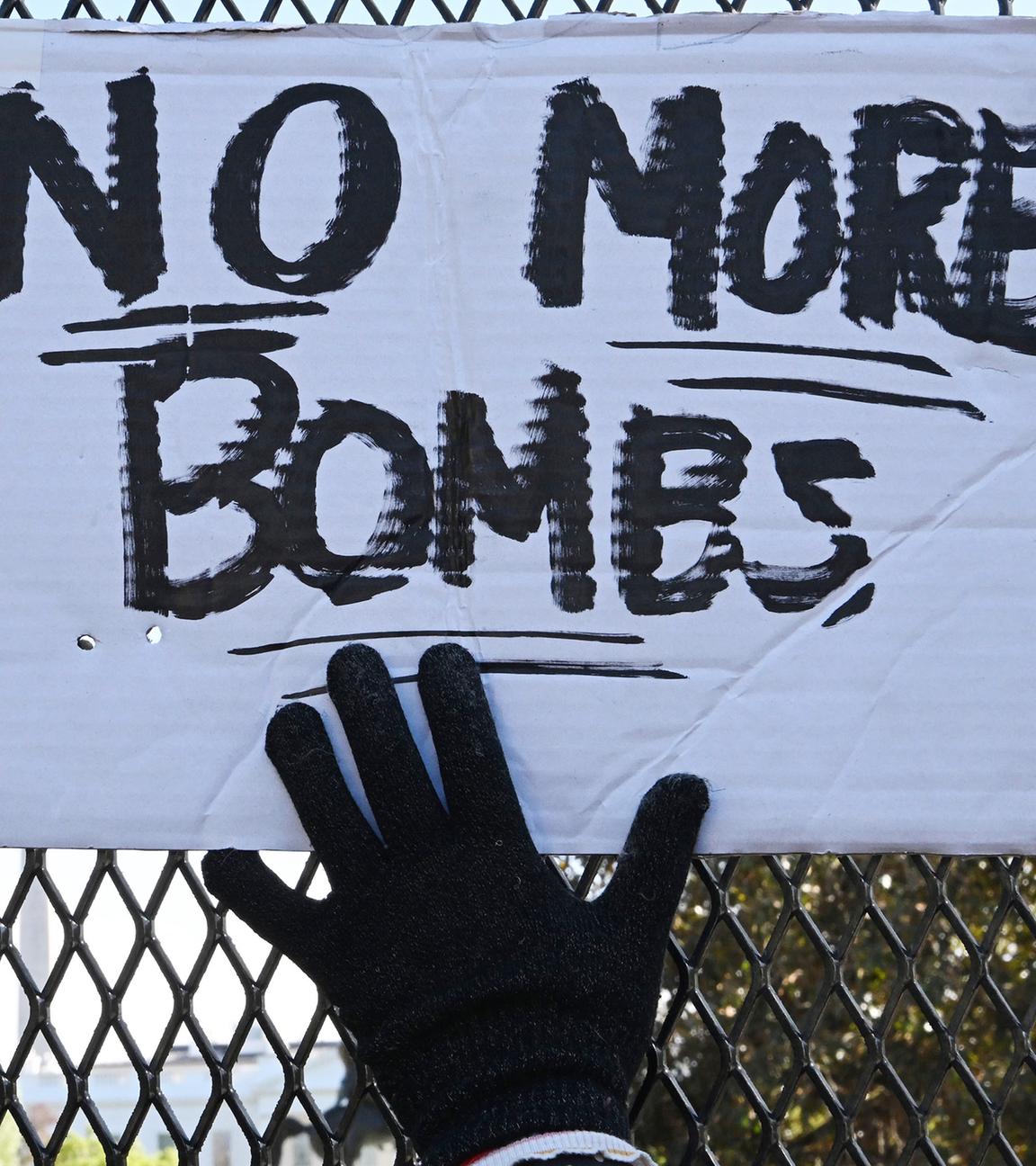 Plakat mit Schriftzug "No more Bombs"
