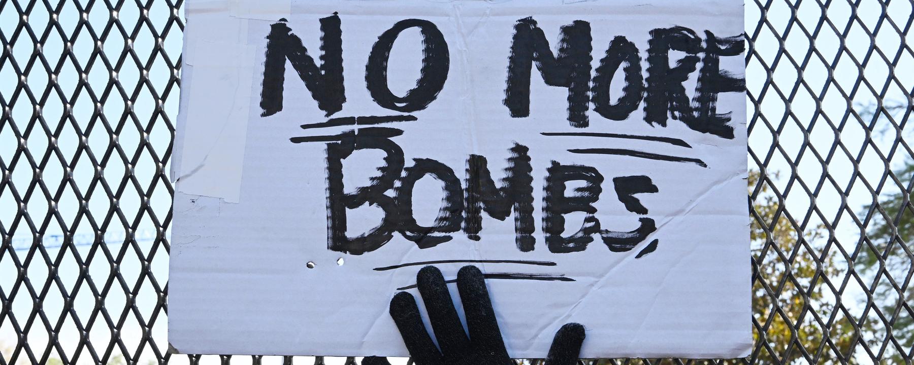 Plakat mit Schriftzug "No more Bombs"