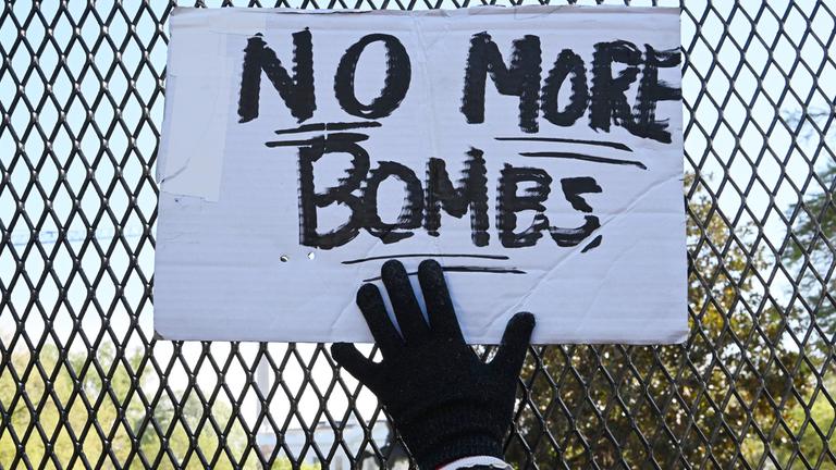 Plakat mit Schriftzug "No more Bombs"