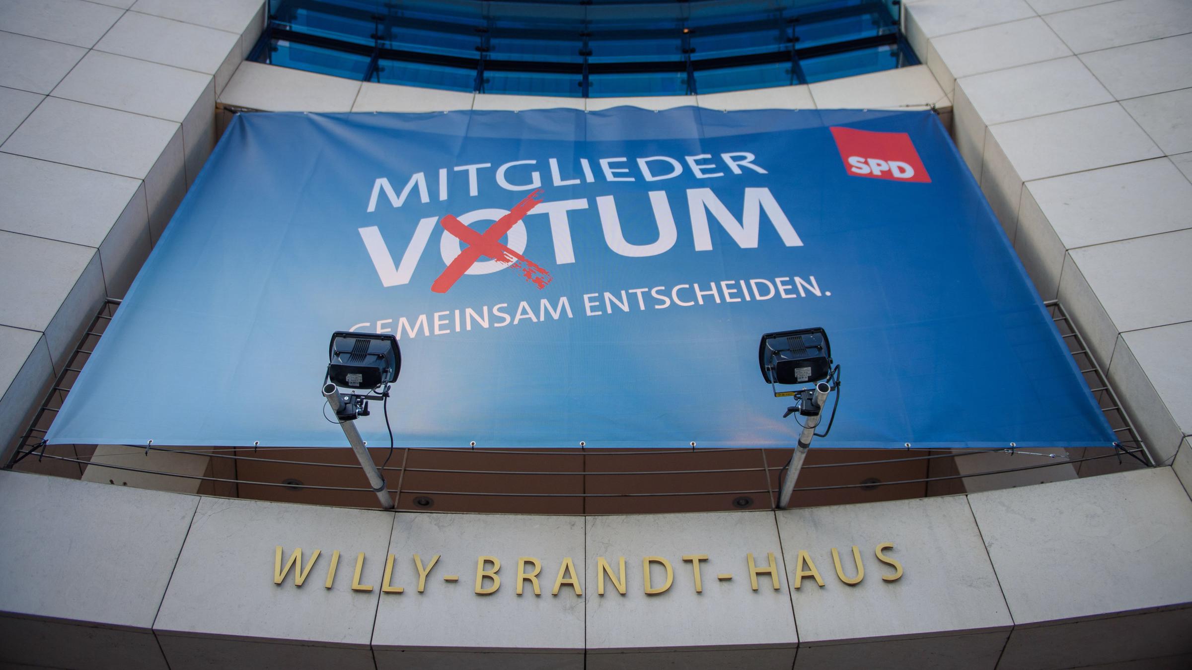 Ein Plakat mit der Aufschrift "Mitgliedervotum - gemeinsam entscheiden" hängt am 3. März an der Front der SPD-Parteizentrale.
