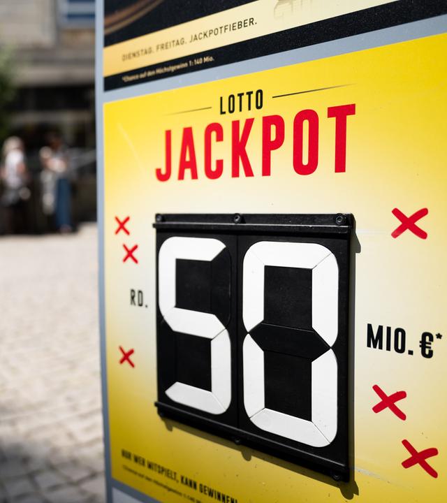 Ein Plakat vor einem Kiosk weist auf den Lotto-Jackpot von 50 Millionen Euro hin am 24.07.2026 in Frankfurt am Main, Hessen.