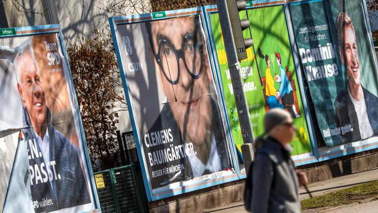 Wahlplakate der drei wichtigsten Münchner OB-Kandidaten der Kommunalwahl in Bayern für den 08.03.2026.