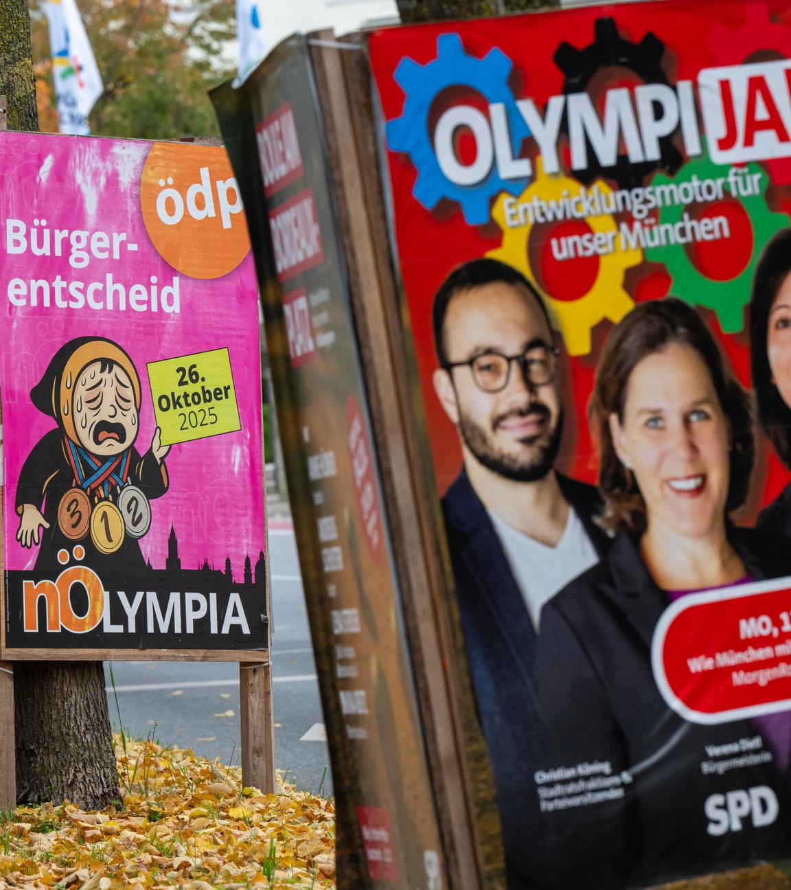 Pro und Kontra Wahlplakate zum Bürgerentscheid zur Olympia Bewerbung der Stadt München am 26.10.2025 stehen am Strassenrand nahe dem Friedensengel in der bayerischen Landeshauptstadt.