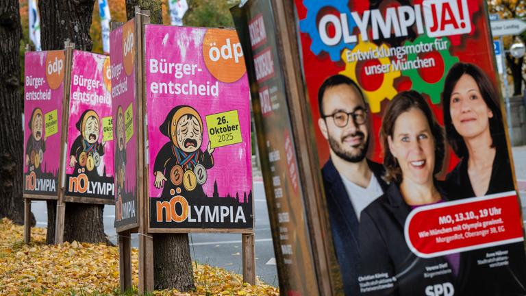 Pro und Kontra Wahlplakate zum Bürgerentscheid zur Olympia Bewerbung der Stadt München am 26.10.2025 stehen am Strassenrand nahe dem Friedensengel in der bayerischen Landeshauptstadt.