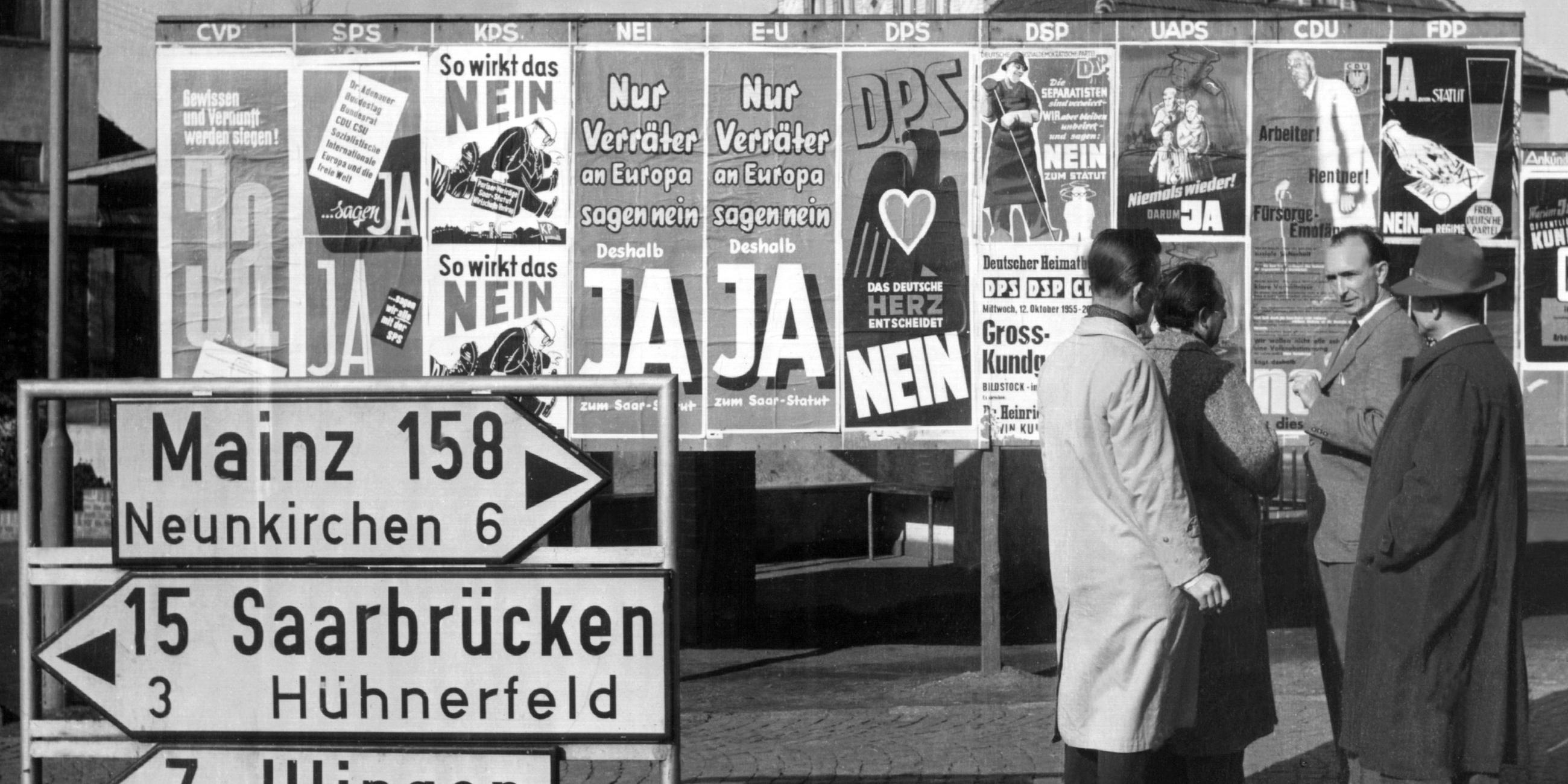 Rege Diskussionen führen Passanten am 20. Oktober 1955 in Beckingen (saarland) vor einer Anschlagtafel, auf der alle zugelassenen Parteien ihr für und wider das zwischen Paris und Bonn vereinbarte "Europaeische Saarstatut" propagieren