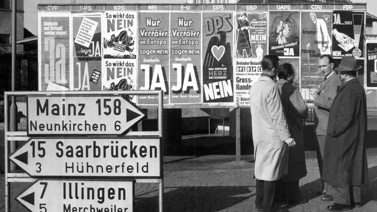 Rege Diskussionen führen Passanten am 20. Oktober 1955 in Beckingen (saarland) vor einer Anschlagtafel, auf der alle zugelassenen Parteien ihr für und wider das zwischen Paris und Bonn vereinbarte "Europaeische Saarstatut" propagieren