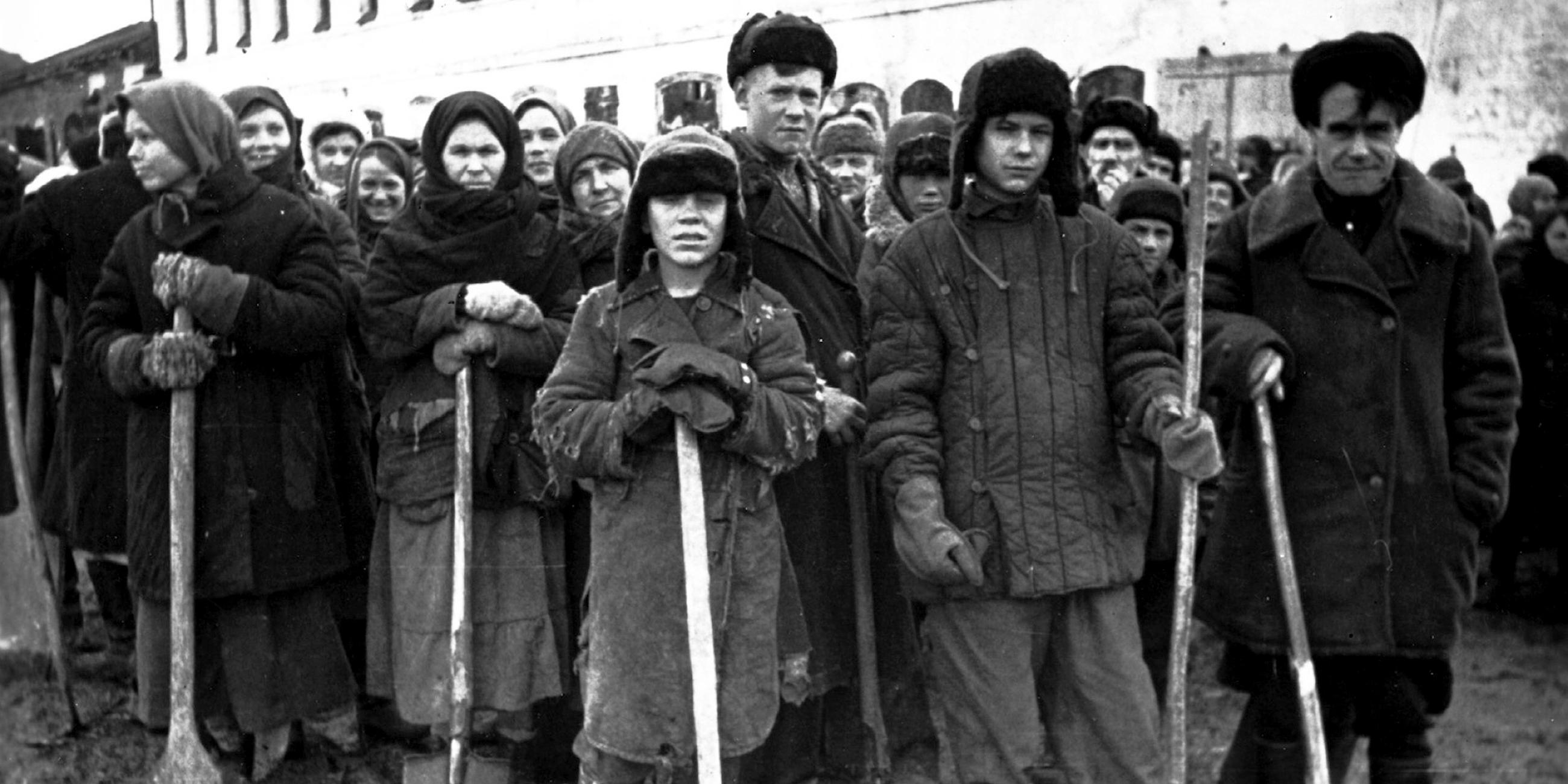 Schwarz-Weiß-Foto. Das Bild zeigt eine Gruppe von russischen Zwangsarbeitern.