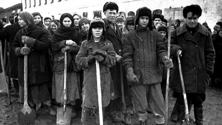 Schwarz-Weiß-Foto. Das Bild zeigt eine Gruppe von russischen Zwangsarbeitern.