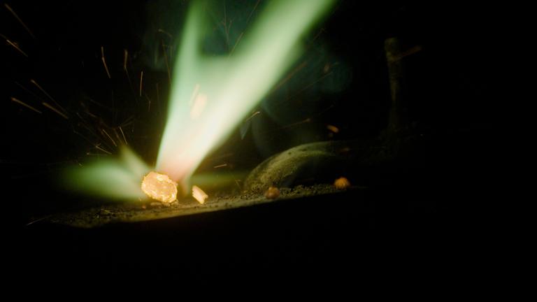 In einem Labor verbrennt ein Minikügelchen mit Bor.