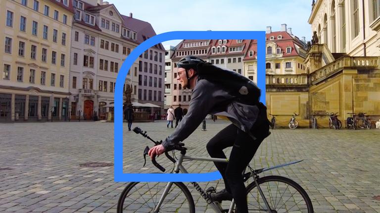 Radfahrer mit Rucksack und Helm