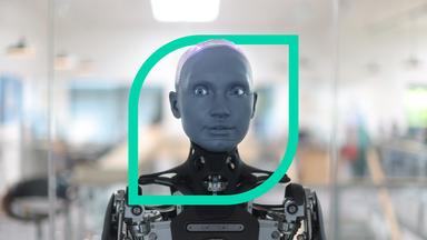 Humanoider Roboter Ameca schaut in die Kamera