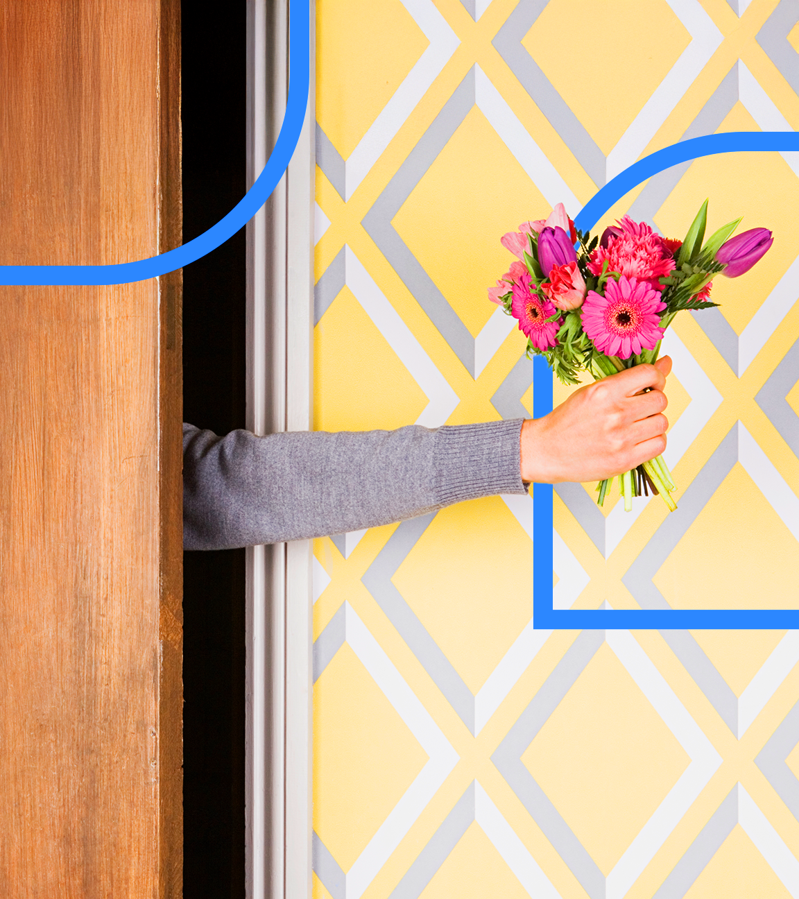 Eine ausgestreckter Arm mit einem Blumenstrauß in der Hand durch einen Türspalt