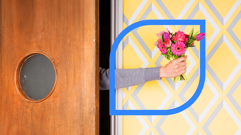 Eine ausgestreckter Arm mit einem Blumenstrauß in der Hand durch einen Türspalt