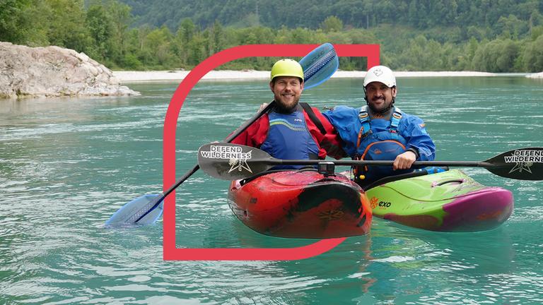 Zwei Männer im Kajak auf Fluss