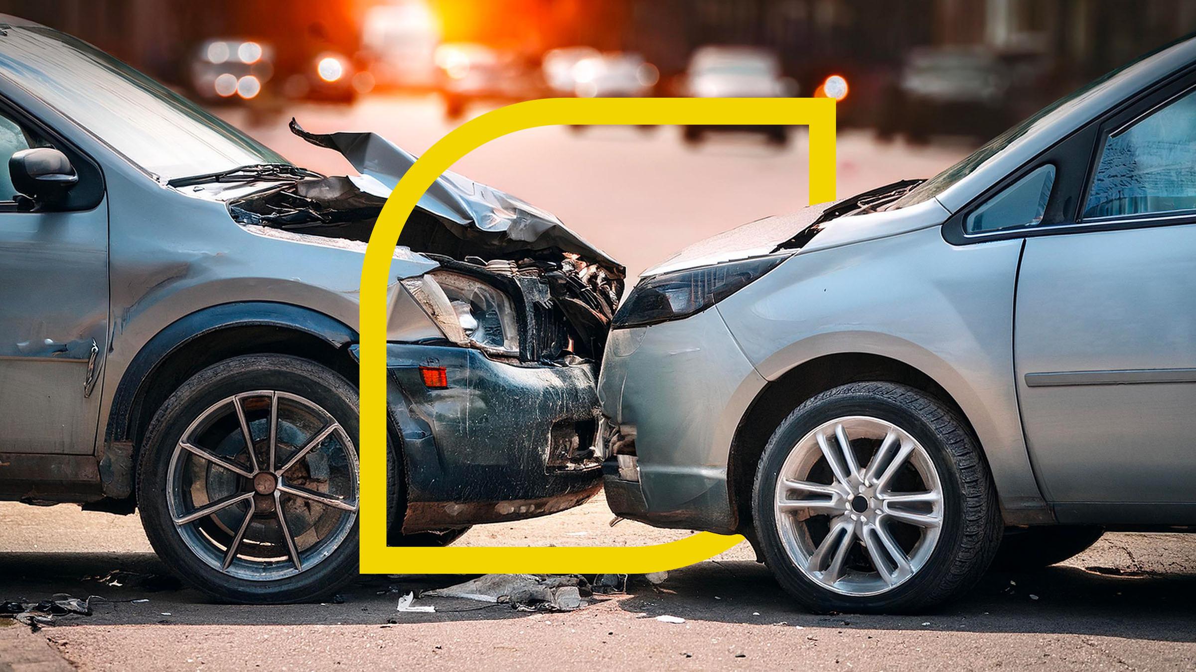 Zwei Autos sind frontal kollidiert. 