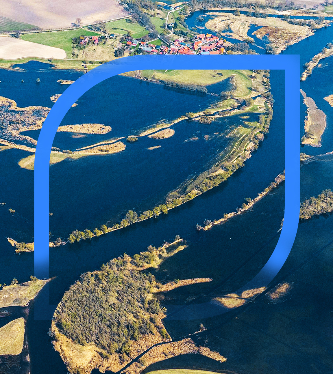 Ein Fluss mit Nebenarmen aus der Vogelperspektive