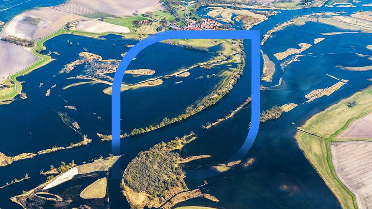 Ein Fluss mit Nebenarmen aus der Vogelperspektive