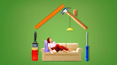 Eine Frau sitzt auf einem Sofa, das in einem schematisch aus Werkzeugen gebauten Haus steht