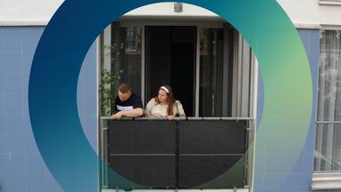 Eine solaranlage, montiert auf einer Balkonbrüstung