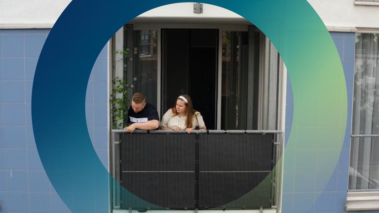 Eine solaranlage, montiert auf einer Balkonbrüstung