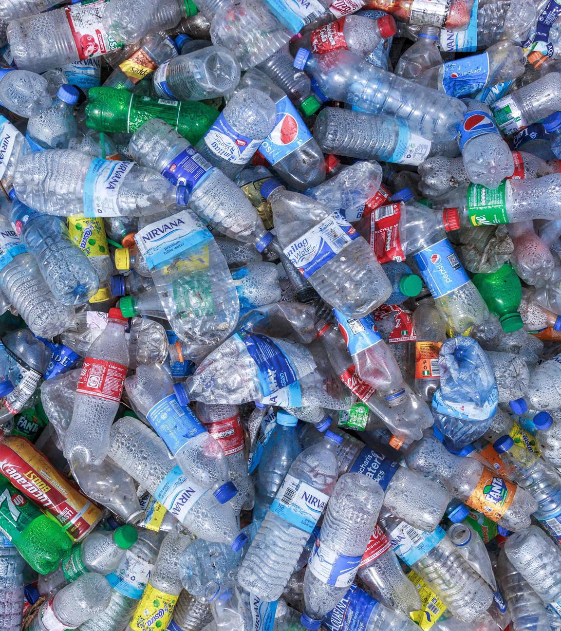 Eine Mehrzahl von verschiedenen Plastikflaschen