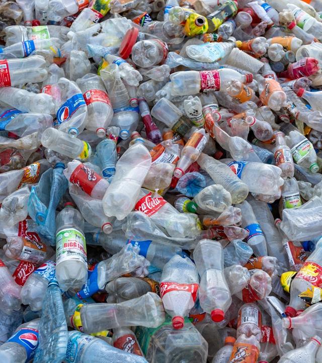 Blick von oben auf einen Haufen mit vielen Plastikflaschen.