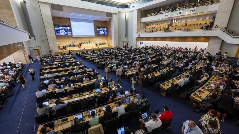 Schweiz, Genf: Vetreter von mehr als 180 Staaten streiten um ein globales Abkommen zur Reduzierung von Plastikmüll.
