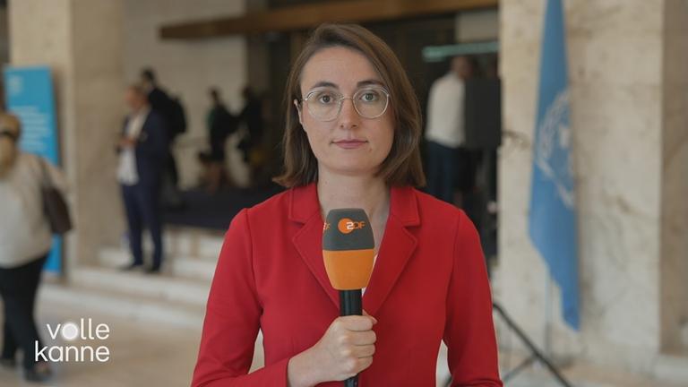 Elisa Miebach schaut in die Kamera