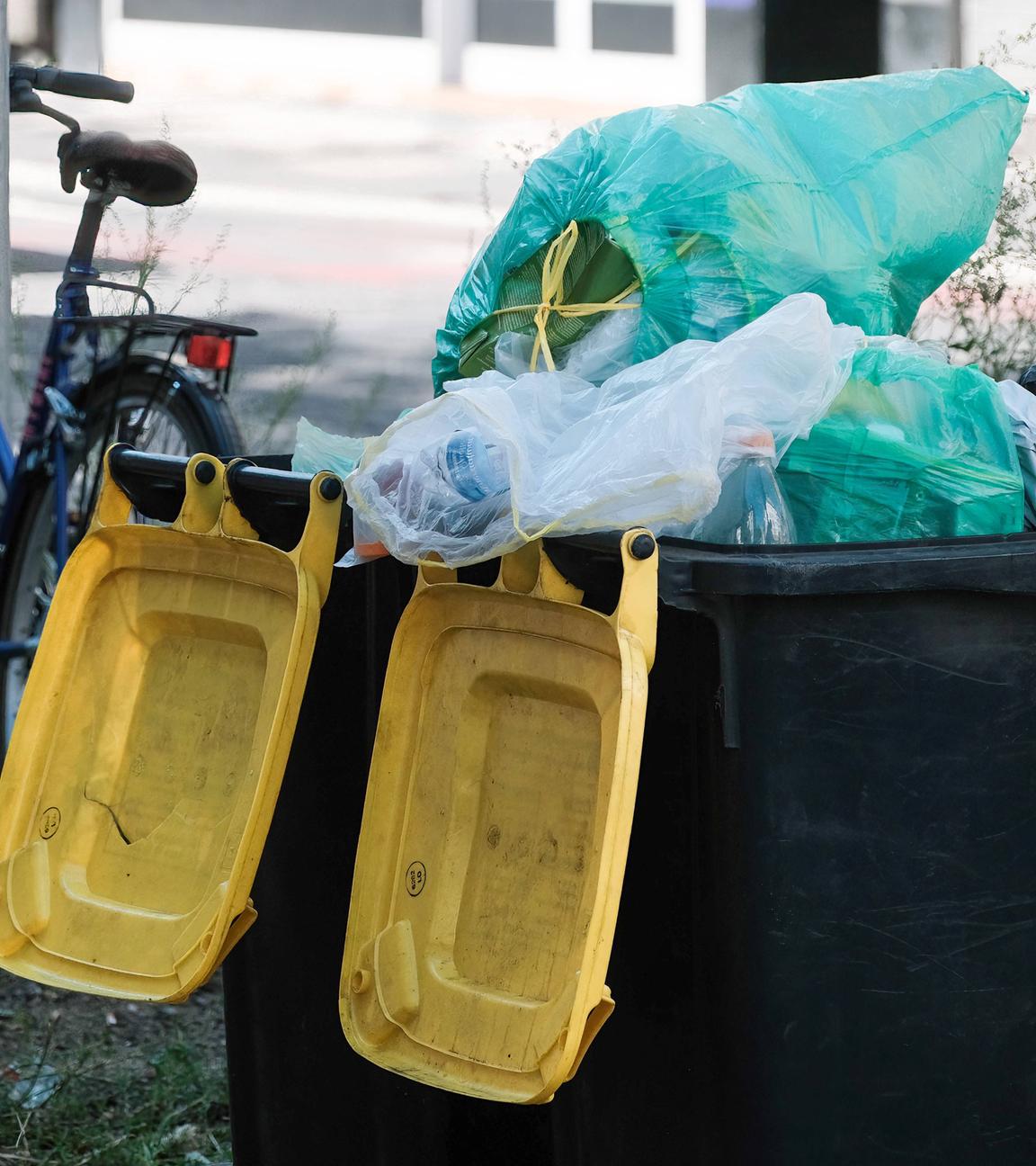 Düsseldorf 28.08.2024 - Zwei mit Plastikmüll überfüllt Gelbe Tonnen stehen auf der Straße
