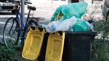Düsseldorf 28.08.2024 - Zwei mit Plastikmüll überfüllt Gelbe Tonnen stehen auf der Straße
