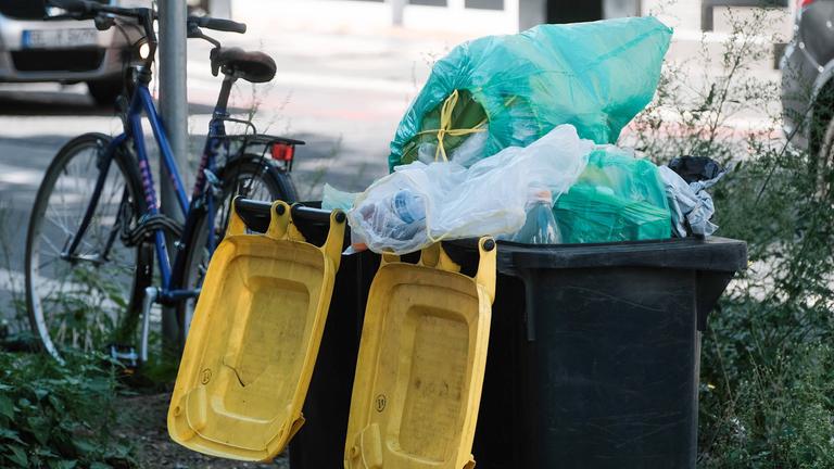Düsseldorf 28.08.2024 - Zwei mit Plastikmüll überfüllt Gelbe Tonnen stehen auf der Straße