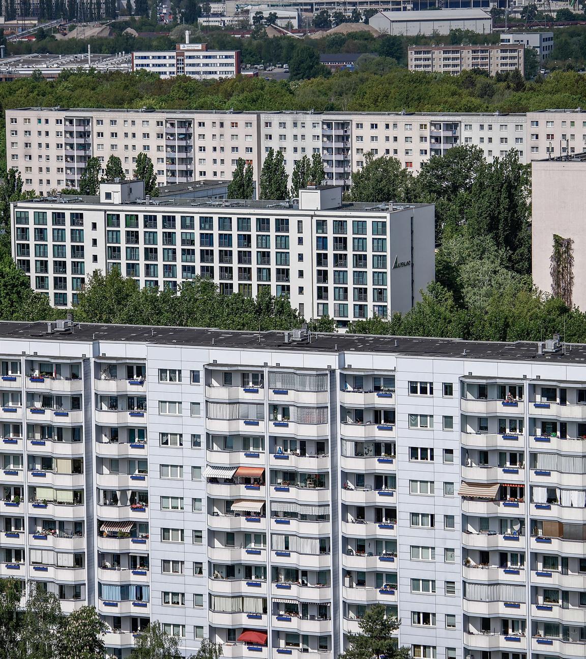 Wohnhäuser in Plattenbauweise aus Beton im Stadtteil Marzahn.