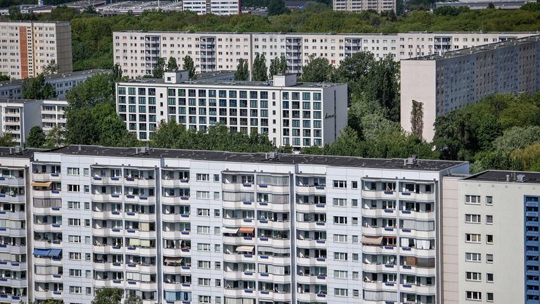 Wohnhäuser in Plattenbauweise aus Beton im Stadtteil Marzahn.