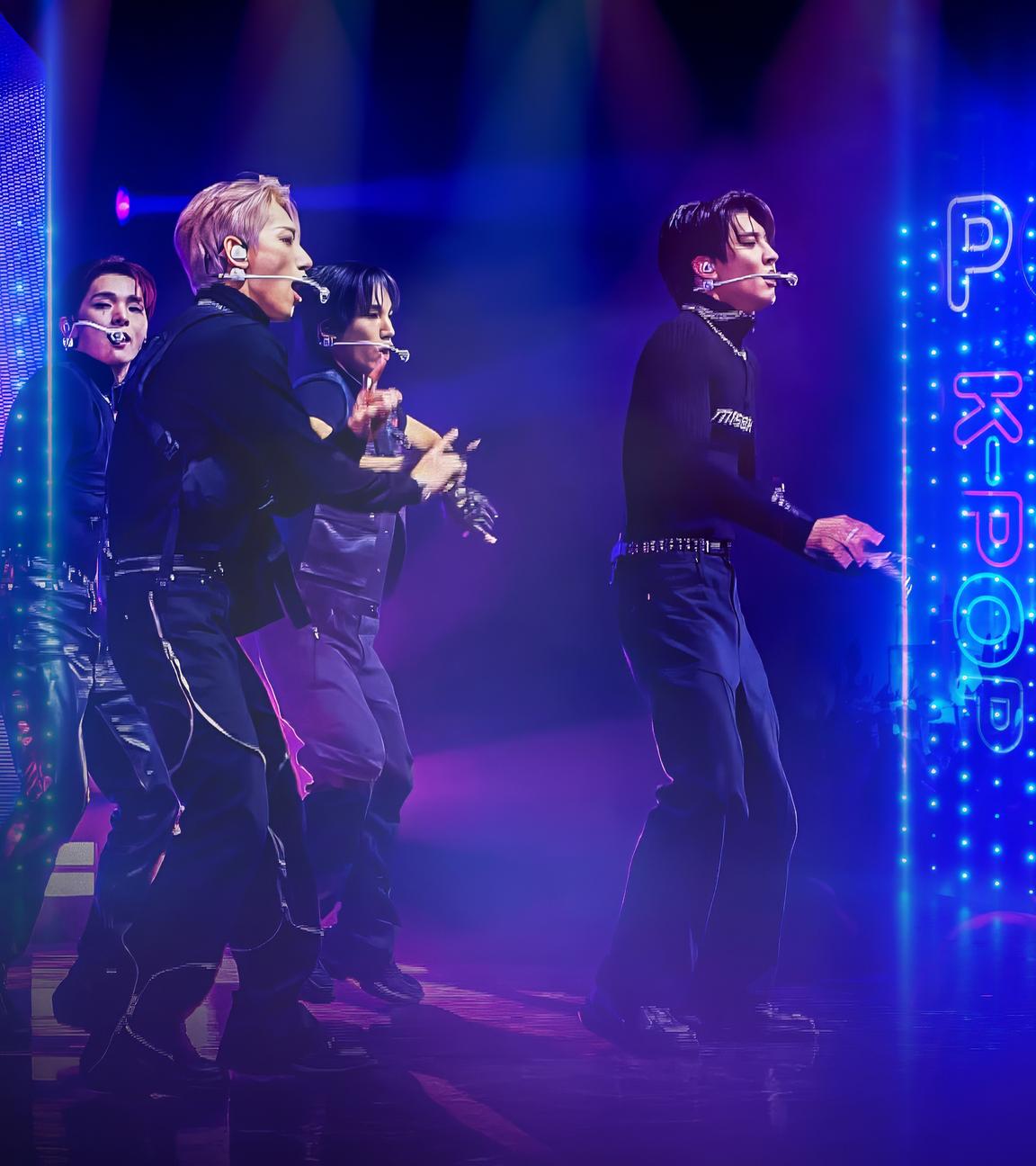 Das Bild zeigt eine K-Pop-Boygroup bei einem live-Auftritt.