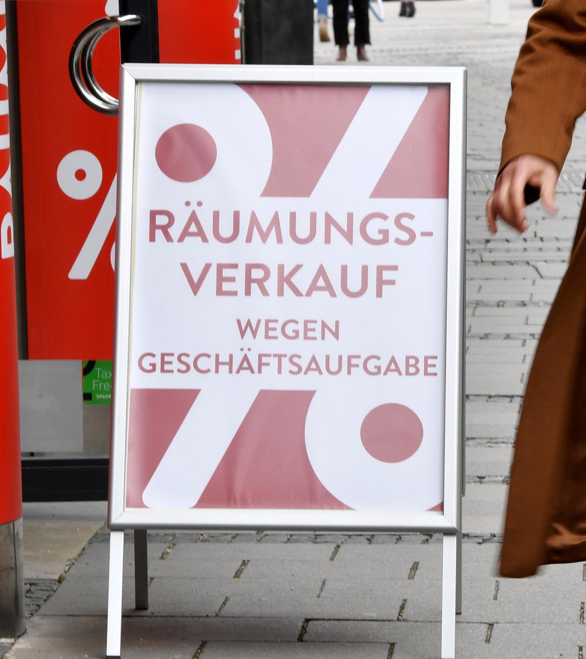 Ein Schild mit der Aufschrift "Räumungsverkauf wegen Geschäftsaufgabe" steht vor einem Laden in der Münchener Innenstadt. (Symbolbild)