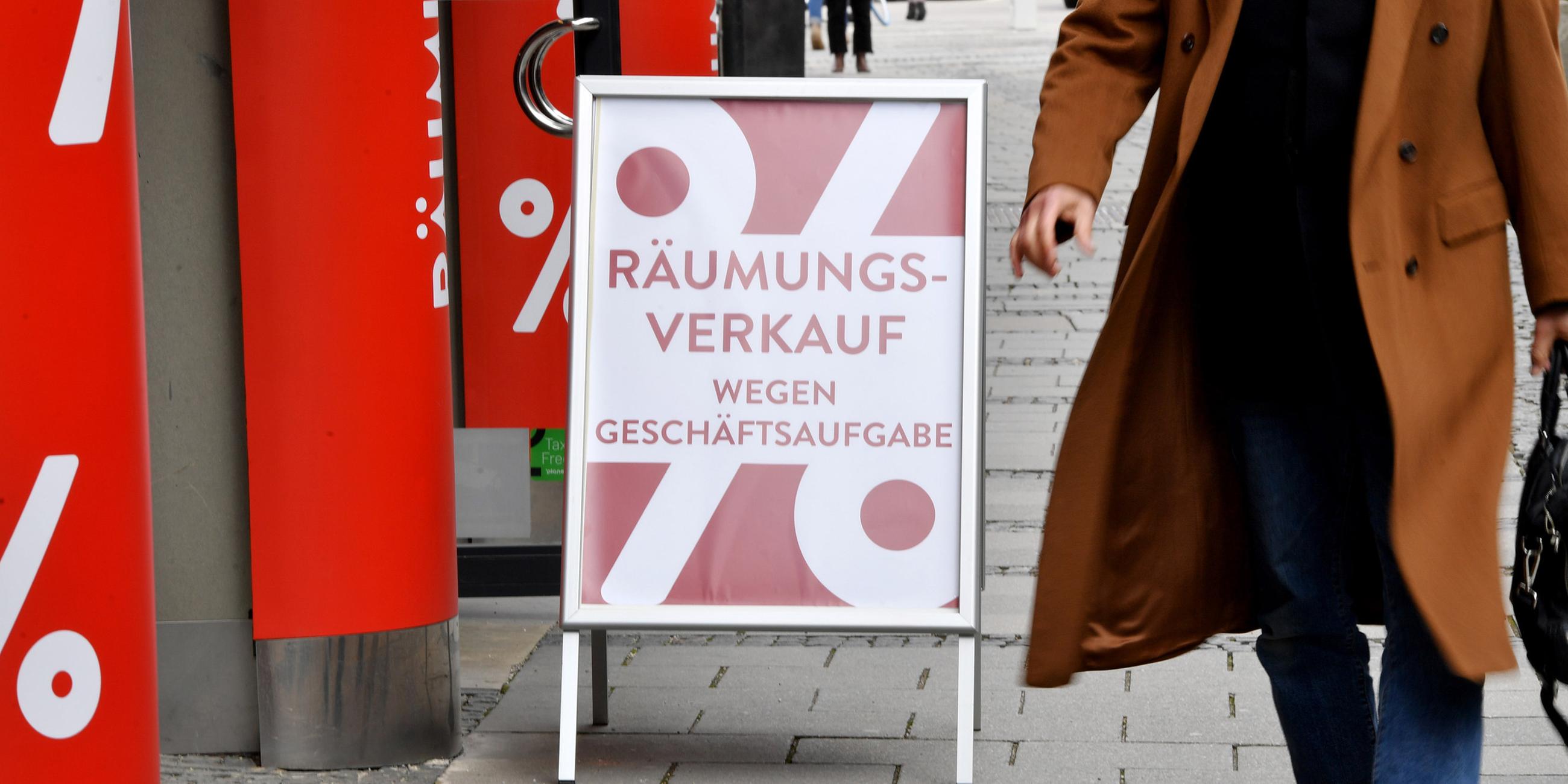 Ein Schild mit der Aufschrift "Räumungsverkauf wegen Geschäftsaufgabe" steht vor einem Laden in der Münchener Innenstadt. (Symbolbild)