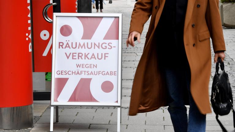 Ein Schild mit der Aufschrift "Räumungsverkauf wegen Geschäftsaufgabe" steht vor einem Laden in der Münchener Innenstadt. (Symbolbild)
