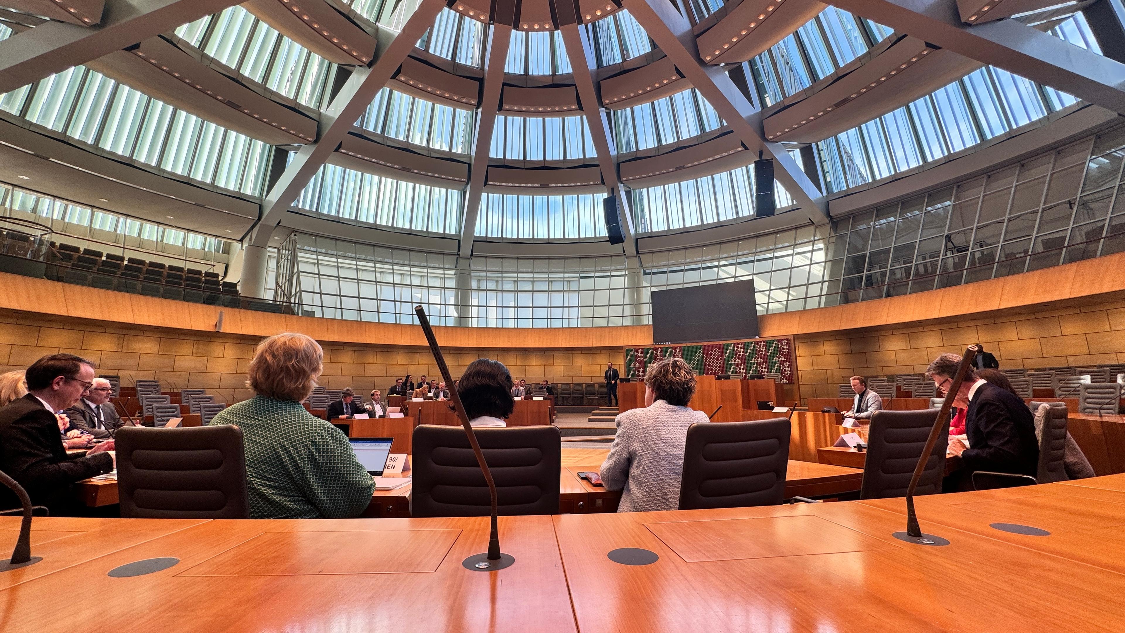 Düsseldorf, Rechtsausschuss tagt im Plenarsaal des Landtags NRW.