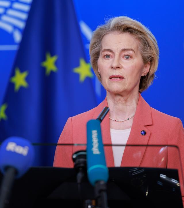 Ursula von der Leyen, Präsidentin der Europäischen Kommission, gibt eine Presseerklärung zu den Gegenmaßnahmen der EU gegen die US-Zölle.