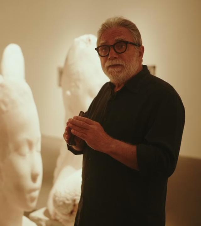 Der Künstlers Jaume Plensa steht in seiner Ausstellung zwischen mehreren skulpturalen Köpfen