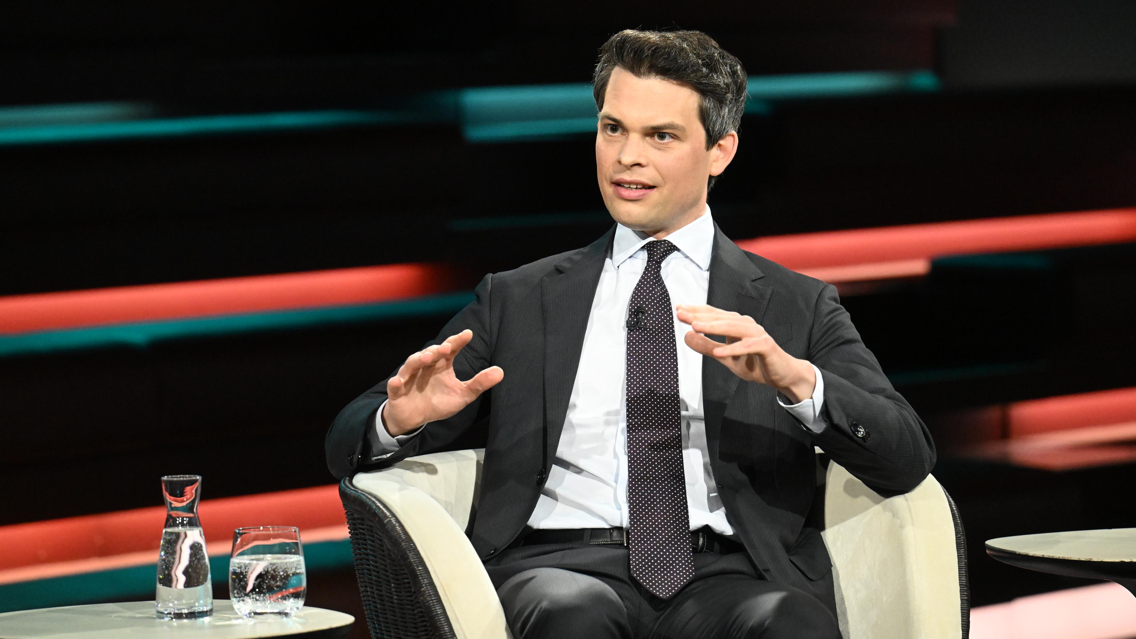 Christoph Ploß spricht im TV-Studio bei Markus Lanz