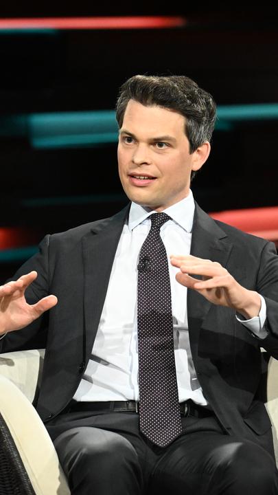 Christoph Ploß spricht im TV-Studio bei Markus Lanz