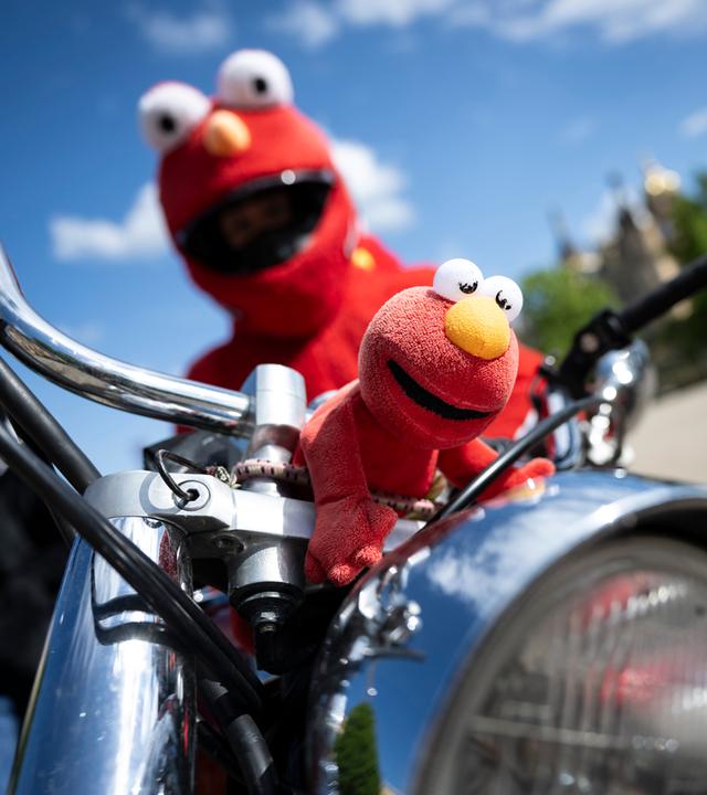 Plüsch statt Leder: Biker-Elmo sorgt für gute Laune