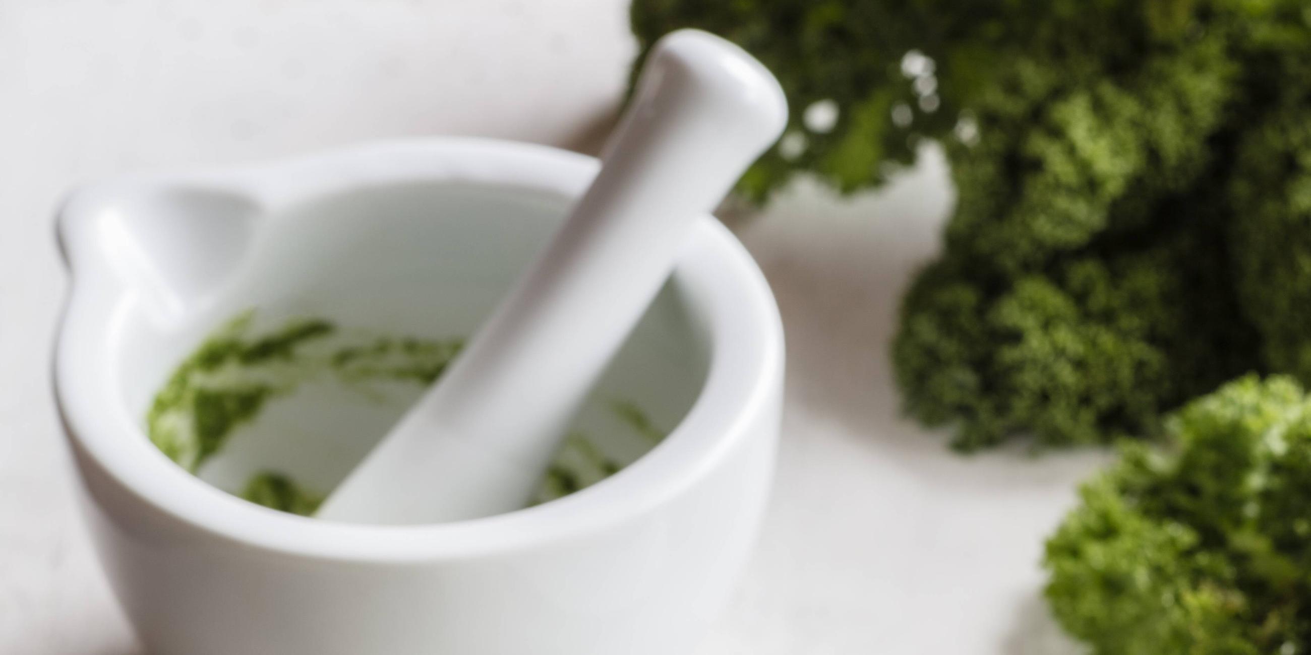 Grünes Pesto in einem Glasbehälter