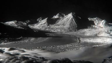 Computeranimiertes Bild einer vereisten bergigen Landschaft vor einem schwarzen Himmel, im Vordergrund sind breite Schleifspuren zu erkennen
