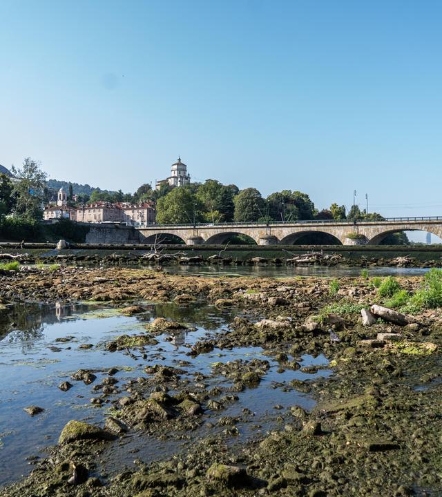 Nur noch wenig Wasser fließt durch das Po-Flussbett in Norditalien.