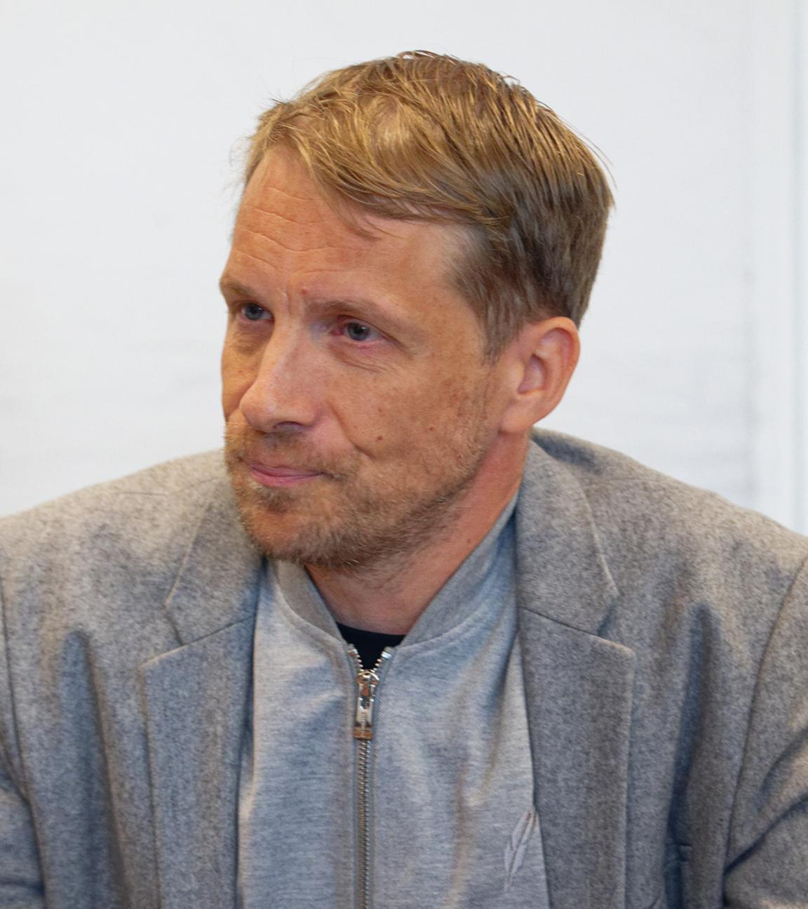 Der Komiker Oliver Pocher wartet in einem Saal des Amtsgerichts auf den Beginn eines Prozesses wegen übler Nachrede gegen ihn.