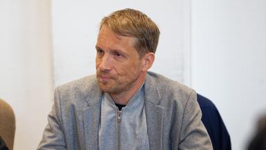 Der Komiker Oliver Pocher wartet in einem Saal des Amtsgerichts auf den Beginn eines Prozesses wegen übler Nachrede gegen ihn.