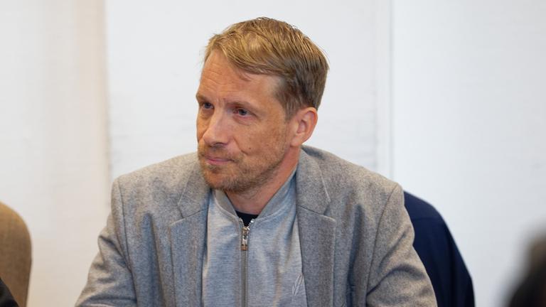 Der Komiker Oliver Pocher wartet in einem Saal des Amtsgerichts auf den Beginn eines Prozesses wegen übler Nachrede gegen ihn.